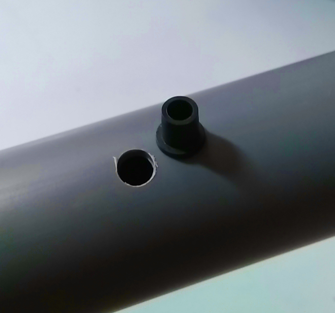 Khoan lỗ 8mm bằng mũi khoan để đưa ron cao su 8mm vô